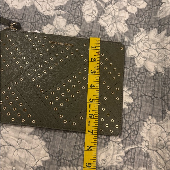 Michael Kors NWT Dark Green Leather Eyelet Wristlet - Picture 10 of 10